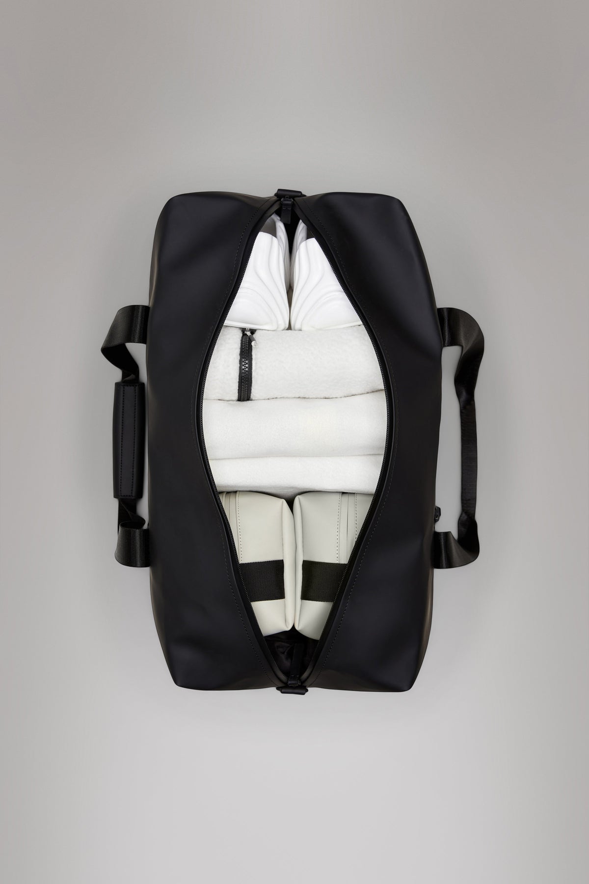 RAINS Trail Gym Bag Black 26L H25 x D22 x W48.50 cm Weekender