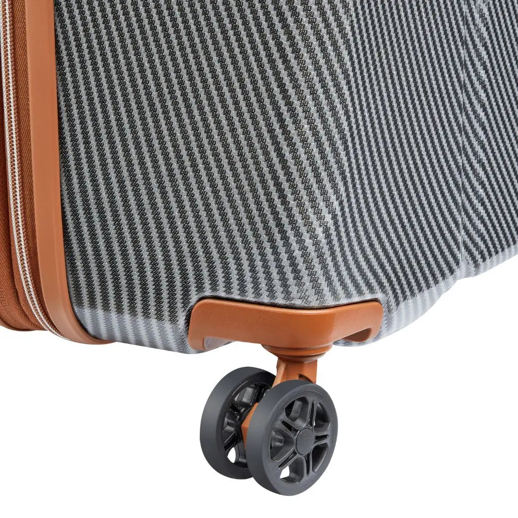 Delsey Helium Ultimate 76cm Large 3.9Kg Exp Luggage - Silver